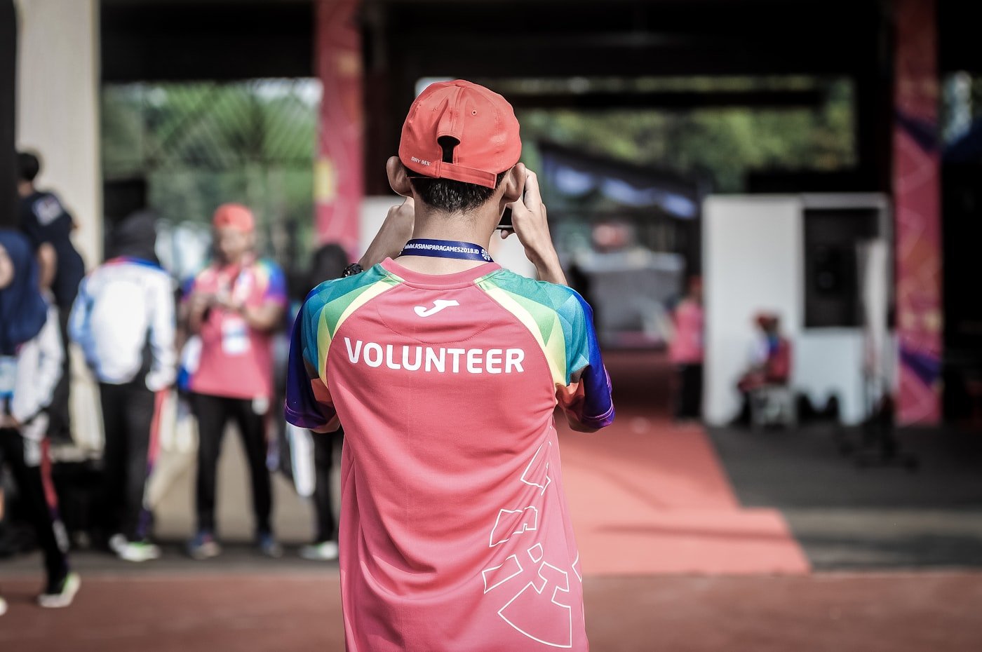 Voluntarios y equipo de una organización social trabajando juntos